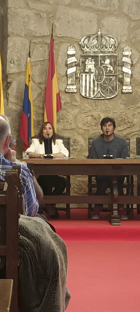 'VIRGULILLA', Encuentro de escritores/as en San Millán de la Cogolla 2 2024 04 27 SAN MILLAN ESCENARIO todos 2