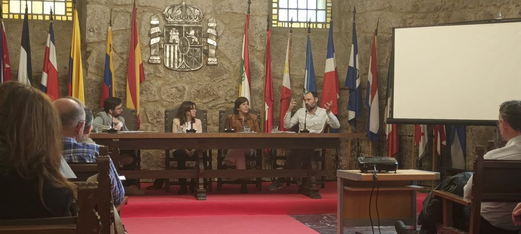 'VIRGULILLA', Encuentro de escritores/as en San Millán de la Cogolla 3 2024 04 27 SAN MILLAN ESCENARIO todos 3